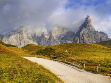 San Martino di Castrozza yakınlarındaki ünlü Pale di San Martino 'nun fırtınalı yaz manzarası, İtalyan dolomitleri