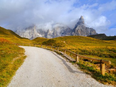 San Martino di Castrozza yakınlarındaki ünlü Pale di San Martino 'nun fırtınalı yaz manzarası, İtalyan dolomitleri