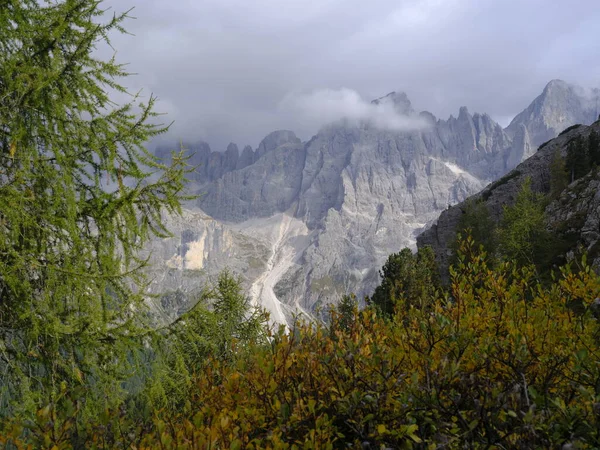 意大利白云石圣马蒂诺迪卡斯特扎附近著名的圣马蒂诺谷的暴风雨夏季风景 — 图库照片