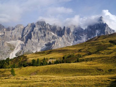 San Martino di Castrozza yakınlarındaki ünlü Pale di San Martino 'nun fırtınalı yaz manzarası, İtalyan dolomitleri