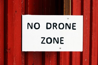 İçki yasağı işareti, yani insansız hava aracı kullanımı yasaktır..