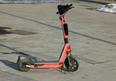  Şehrin dışında duran elektrikli scooter kamu malı için. Toplu taşıma.     