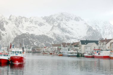 Henningsvaer köyü, Lofoten Takımadası, Avrupa. Henningsvaer limanında kış mevsiminde gemiler ve gemiler. Lofoten Takımadaları 'nın seyahat görüntüsü