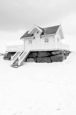 Lofoten, Norveç, Avrupa 'da geleneksel bir ev. Norveç mimarisi kışın arka planda.
