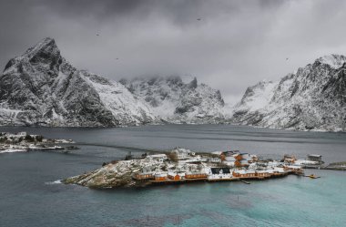 Lofoten Takımadaları 'ndaki Reine köyü üzerinde fırtına bulutları, Norveç, Avrupa