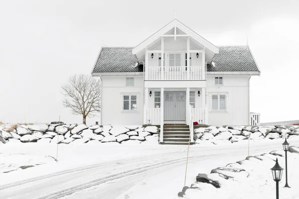欧洲挪威Lofoten的传统住房 冬季背景下的挪威建筑 — 图库照片