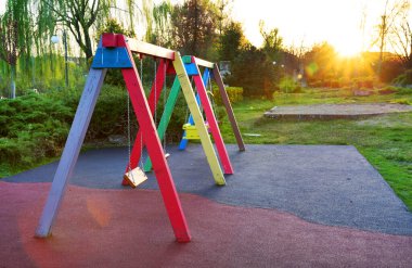 Açık havada renkli bir oyun alanı. Oyun ekipmanları. Bahçe malzemeleri. Parktaki oyun parkı.  