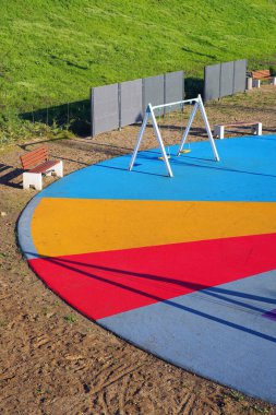 Açık havada renkli bir oyun alanı. Oyun ekipmanları. Bahçe malzemeleri. Parktaki oyun parkı.  