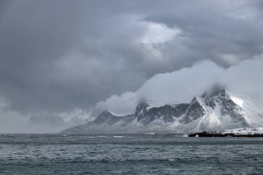 Kış fırtınalı Skagsanden plajı, Flakstad, Lofoten adaları, Norveç, Avrupa