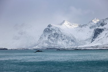 Kış fırtınalı Skagsanden plajı, Flakstad, Lofoten adaları, Norveç, Avrupa