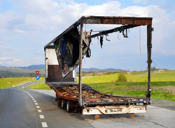 Obraz Spalonej Ciężarówki Poboczu Drogi Cały Van Spłonął Ładunek Zaginął — Zdjęcie stockowe