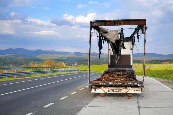 Afbeelding Van Een Uitgebrande Vrachtwagen Aan Kant Van Weg Het — Stockfoto