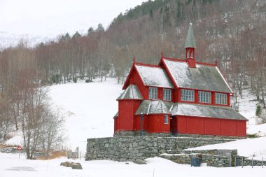 Borgund, Norveç. Ünlü Landmark Stavkirke Yazın Eski Üçlü Nave Stave Kilisesi. Norveç kırsalında Antik Ahşap Tapma.