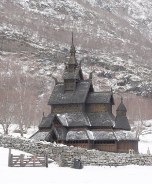 Borgund, Norveç. Ünlü Landmark Stavkirke Yazın Eski Üçlü Nave Stave Kilisesi. Norveç kırsalında Antik Ahşap Tapma.