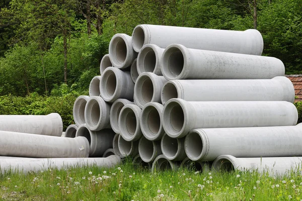 Concreto Redondo Grandes Tubos Empilhados Livre — Fotografia de Stock