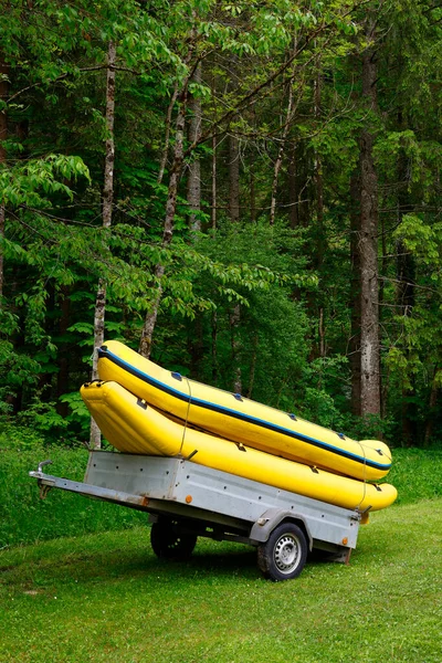Bild Eines Schlauchbootes Auf Einem Autoanhänger — Stockfoto