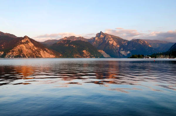 日落时分特劳恩斯泰因在特劳恩斯湖的全景照片 奥地利格蒙登附近的湖泊和山脉全景 — 图库照片
