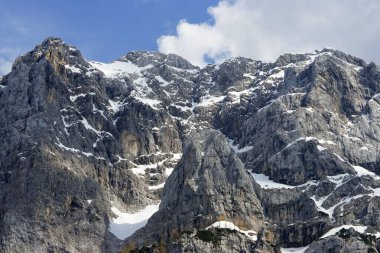 Julian Alpleri, Triglav Ulusal Parkı, Slovenya 'daki Skrlatica Tepesi' nin (2740 metre) şaşırtıcı bahar manzarası. 