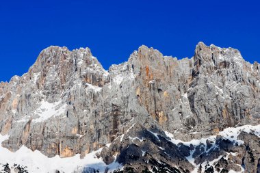 Güneşli bir yaz gününde Triglav Natiobal Park manzarası. Julian Alpleri 'nin nefes kesici zirveleri. Triglav Ulusal Parkı, Slovenya