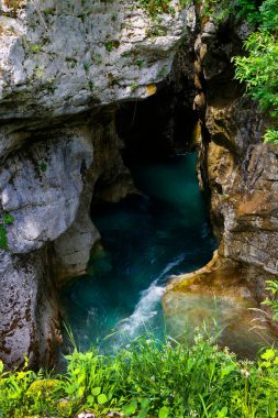 Velika Korita ya da Slovenya 'nın Bovec kentindeki Soca Nehri' nin Büyük Kanyonu. Ormanla çevrili kanyondan akan güzel turkuaz nehir akıntıları. Soca Nehri, Triglav Ulusal Parkı, Julian Alps, Slovenya, Avrupa
