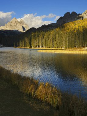 Popüler tatil beldesi Antorno Gölü 'nün sonbaharda şaşırtıcı manzarası. Konum: Antorno Gölü, Dolomiti Alpleri, Belluno ili, İtalya, Avrupa