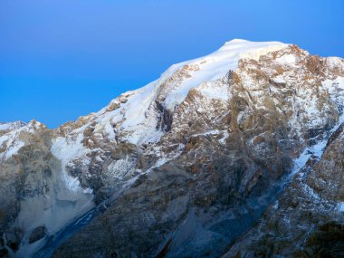Ortler Alpleri üzerinde mavi saat ışığı, Güney Tyrol, İtalya. Ortler, Koenigspitze, Gran Zebru, İtalya, Avrupa