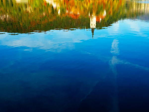Kościół Wniebowzięcia Pańskiego Lake Bled Słowenia Błękitnym Niebem Chmurami Jesiennym — Zdjęcie stockowe