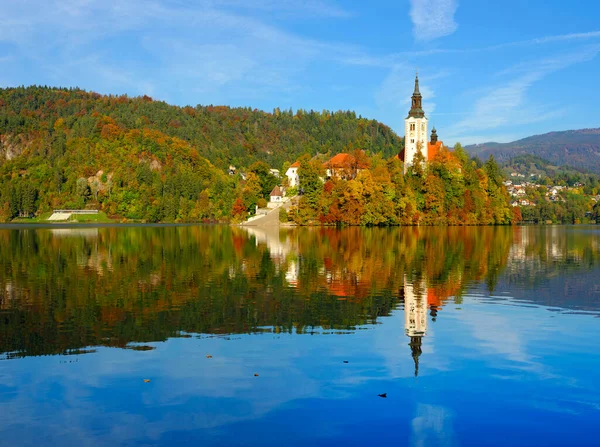 Antagningskyrka Sjön Bled Slovenien Med Blå Himmel Och Moln Höstljuset — Stockfoto