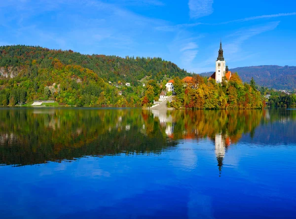 秋の光の中で青い空と雲を持つスロベニア ブレッド湖の仮定の教会 — ストック写真