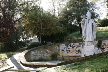 Papa 2. John Paul 'un heykeli, İtalyan heykeltıraş Carlo Andrei tarafından 2011' de Matera, İtalya, Avrupa 'da sergilendi.