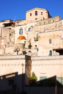 Sassi di Matera 'nın manzarası. Matera şehrinin tarihi bir bölgesidir. Eski mağara evleri ile ünlüdür. Basilicata. İtalya