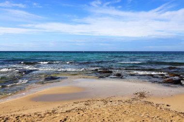 Güneşli Gelibolu, İtalya ve Seno della Purita Körfezi 'ndeki rıhtım ve kumlu plajlar