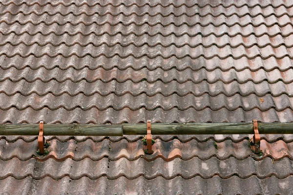 Kahverengi Çatı Bir Eve Monte Edilmiş Çürük Çarşafın Çatısı Metal — Stok fotoğraf