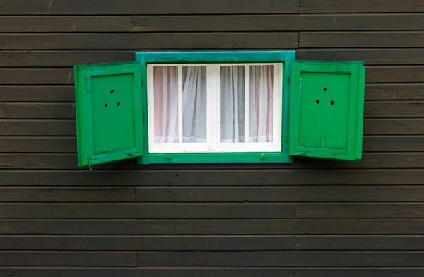 奥地利一个小镇上一座木头房子的小窗户 复古风格建筑 — 图库照片
