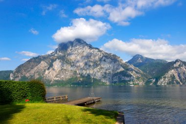 Traunsee Gölü 'nde gün batımında Traunstein' in panoramik manzarası, Gmunden, Avusturya, Avrupa yakınlarındaki göl ve dağların manzarası