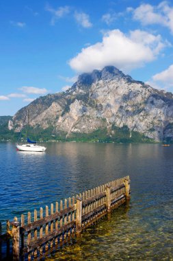 Traunsee Gölü 'nde gün batımında Traunstein' in panoramik manzarası, Gmunden, Avusturya, Avrupa yakınlarındaki göl ve dağların manzarası