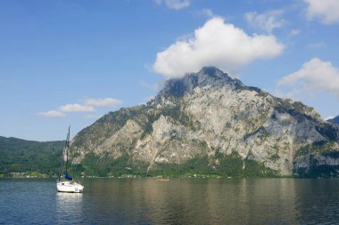 Traunsee Gölü 'nde gün batımında Traunstein' in panoramik manzarası, Gmunden, Avusturya, Avrupa yakınlarındaki göl ve dağların manzarası