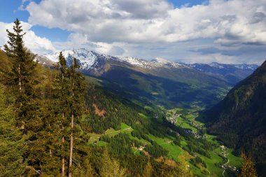Grossglockner Yüksek Alp Yolu, Avusturya, Avrupa 'dan bahar sonu Alpleri dağ manzarası