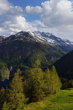 Grossglockner Yüksek Alp Yolu, Avusturya, Avrupa 'dan bahar sonu Alpleri dağ manzarası