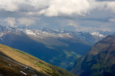 Grossglockner Yüksek Alp Yolu, Avusturya, Avrupa 'dan bahar sonu Alpleri dağ manzarası