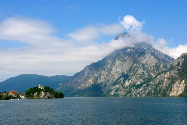 Jezioro Górskie Traunsee Alpach Austriackich Krajobraz Austrii Regionie Salzkammergut Miasto — Zdjęcie stockowe