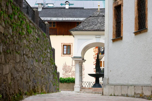 奥地利沃尔夫冈湖畔圣沃尔夫冈老城历史性小巷和街道的建筑细节 — 图库照片