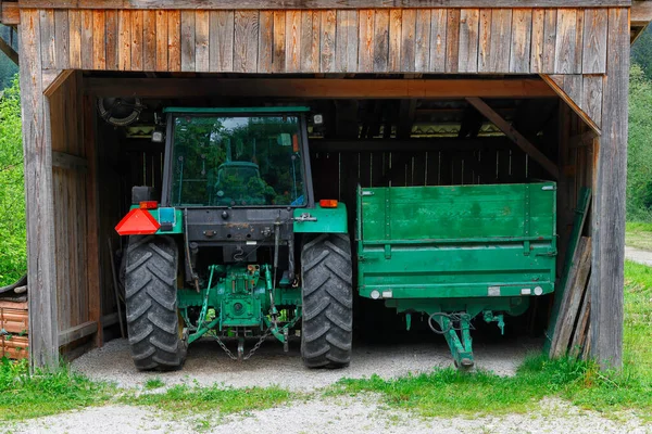 Зеленый Сельскохозяйственный Трактор Гараже — стоковое фото