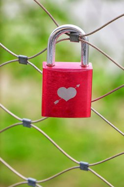 Sadakat rengi aşk dolabı ikonu. Kişiye sadakat. Kalp kilitlendi. Ruh eşlerine sevgi ve destek. Arkadaş satırı simgesi