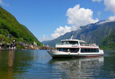  Turistler Hallstatt Gölü, Avusturya ve Avrupa 'da tekne gezisinin keyfini çıkarıyorlar