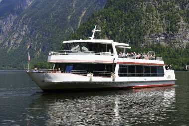 Hallstatt Gölü, Salzkammergut, Alpler, Avusturya'da bir güzel yaz günü gemi