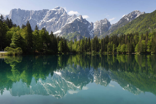 Горный хребет и вершина горы Мангарт (2677 м) видно из озера Фузине, Юлианских Альп, Тарвизио, Удине, Фриули Венеция Джулия, Италия Словения граница, Европа