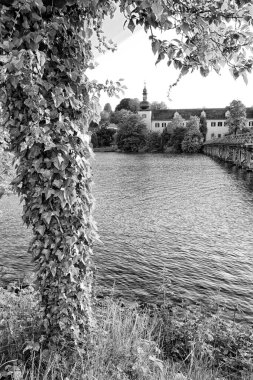 Avusturya Alpleri 'ndeki Traunsee dağlık gölünde bir tekne. Avusturya 'nın Salzkammergut bölgesindeki manzarası, Avrupa
