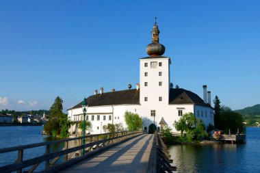 Gmunden, Avusturya, Avrupa 'daki Traunsee Gölü' ndeki Gmunden Schloss Ort. Schloss Ort 1080 yılında Avusturya 'da kurulmuş bir kaledir..