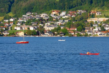 Gmunden şehrindeki Traunsee Dağı Gölü, Avusturya, Avrupa. Salzkammergut bölgesinde Avusturya manzarası.